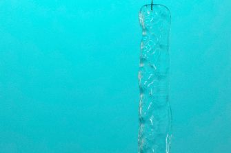 Emma Pinsent, hiding power, 2024, salvaged float glass, wire, steel, 170 x 8 cm. Photo courtesy the artist.