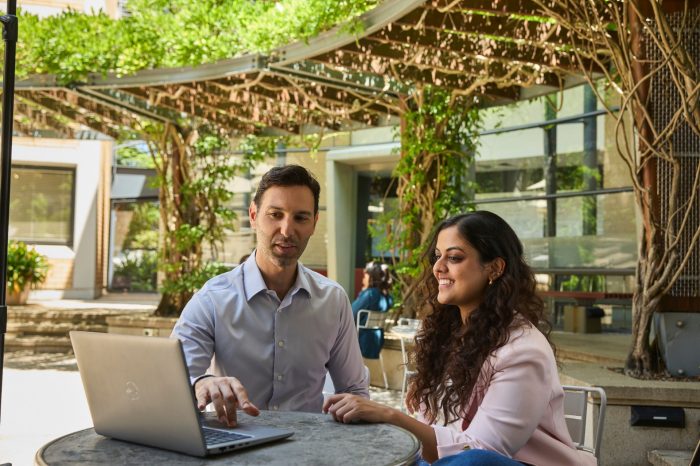 AGSM students working together outside in the courtyard setting on campus