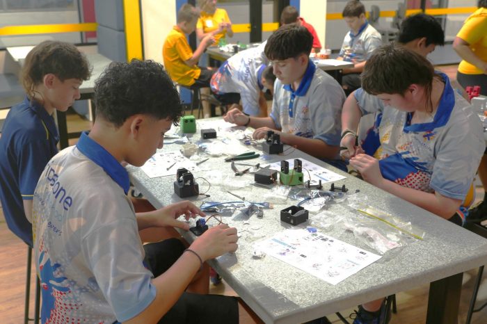 Students from Dripstone Middle School in Darwin making dancing robits using equipment from the UNSW Makerbus.