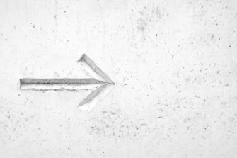 an arrow showing right side on a white wall