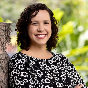 Dr Juliana de Oliveira Costa Headshot