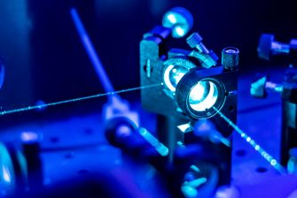 laser reflect on optic table un quantum laboratory