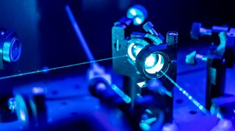 laser reflect on optic table un quantum laboratory