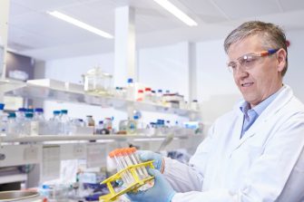Professor Palli Thordarson working in the lab at UNSW. 