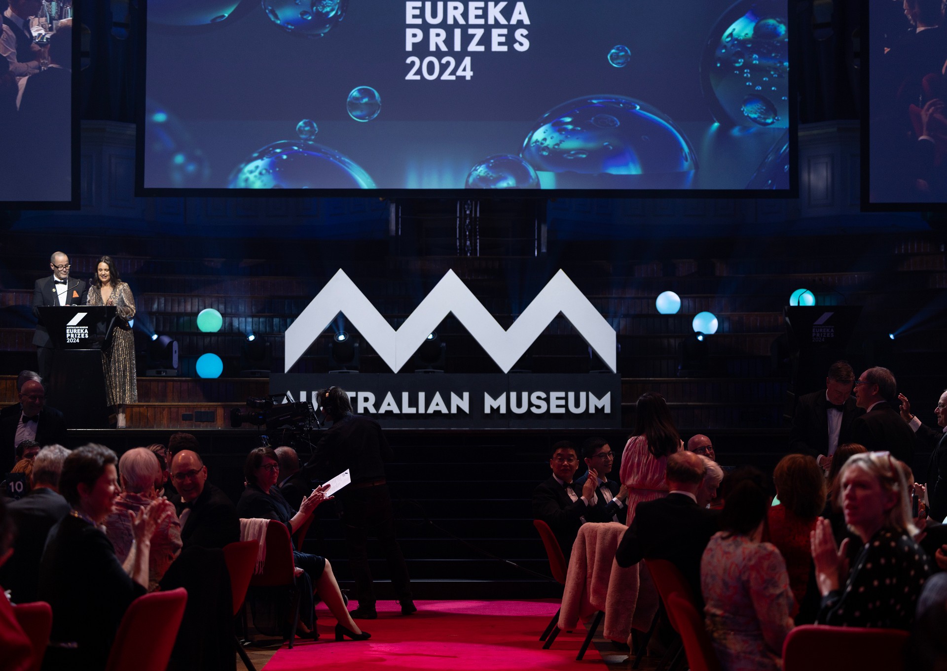 Co-hosts Rae Johnston and Adam Spencer at the 2024 Australian Museum Eureka Prizes