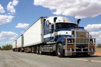 Ein sogenannter Roadtrain im Outback, Australien