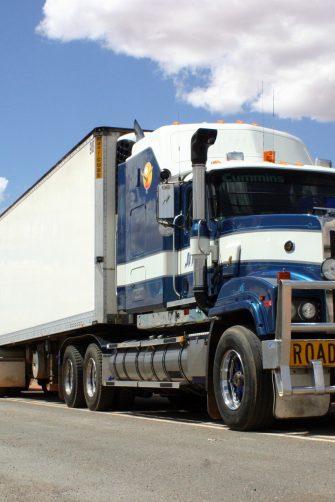 Ein sogenannter Roadtrain im Outback, Australien