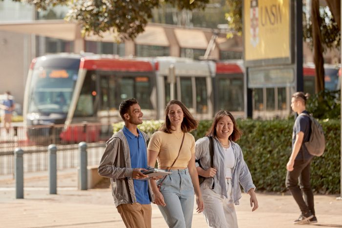 Students walking outside the Tyree building, UNSW Kensignton.